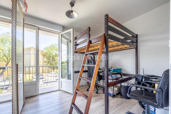 # Maison de ville 3 chambres – Garage, jardin, balcon, terrasse

À Saint-Florent, à deux pas du centre et des commodités, cette maison de ville mitoyenne séduit par sa commodité et son aspect économique maîtrisé.

Le jardin d'accueil à l'avant, avec son allée permettant le stationnement, sépare la maison de la route.

Au rez-de-chaussée, la pièce de vie de 35 m² environ est traversante et lumineuse, organisée en trois espaces : une cuisine aménagée et équipée côté rue, un séjour central avec poêle à bois propice aux soirées chaleureuses, et un salon côté jardin avec baie vitrée et velux, dont le supplément d'espace et de lumière agrandit la perception du volume.

Le jardin arrière, clos et agrémenté d'une terrasse, offre un espace extérieur privatif.

À l'étage, deux demi-paliers desservent un WC séparé avec fenêtre, une salle d'eau carrelée (douche, meuble vasque, sèche-serviette), deux chambres avec porte-fenêtre et balcon filant côté rue (9,4 et 11,3 m² environ) et une chambre côté jardin (11,7 m² environ).

Le garage de 15 m² environ, la buanderie attenante et l'abri de jardin offrent un ensemble de rangements appréciable.

**Confort & équipements :** double-vitrage, chaudière gaz de ville à condensation avec robinets thermostatiques, ballon d'eau chaude électrique préchauffé par la chaudière, poêle à bois, fibre optique, tout-à-l'égout.
**À savoir :** maison doublement mitoyenne, pas de chambre ni salle d'eau au rez-de-chaussée, escalier à pas japonais, rafraîchissement à prévoir.
**Idéal pour :** primo-accédants ou petits budgets recherchant une maison avec un bilan énergétique correct proche du centre et des commodités, avec de vrais espaces extérieurs.

---

Cette maison correspond à votre projet ?

Selon l'article L.561.5 du Code Monétaire et Financier, pour l'organisation de la visite, la présentation d'une pièce d'identité vous sera demandée.  
Vous avez la possibilité de vous faire accompagner, lors de la visite, par un professionnel de la construction de votre choix (architecte, expert en bâtiment, maître d'œuvre, artisan, etc.). Cette démarche peut vous permettre d'obtenir un avis technique éclairé sur l'état du bien, d'identifier d'éventuels travaux à prévoir et de sécuriser votre projet d'acquisition. Je vous remercie de bien vouloir m'informer en amont de la visite si vous souhaitez être accompagnés afin de faciliter l'organisation de celle-ci dans les meilleures conditions.

Chers confrères, contactez-moi pour travailler en inter-cabinet.