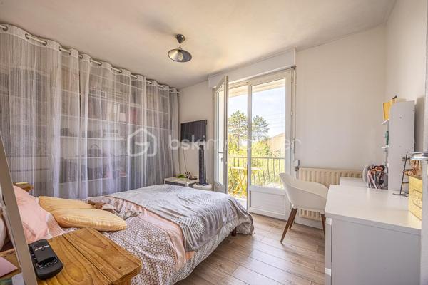 # Maison de ville 3 chambres – Garage, jardin, balcon, terrasse

À Saint-Florent, à deux pas du centre et des commodités, cette maison de ville mitoyenne séduit par sa commodité et son aspect économique maîtrisé.

Le jardin d'accueil à l'avant, avec son allée permettant le stationnement, sépare la maison de la route.

Au rez-de-chaussée, la pièce de vie de 35 m² environ est traversante et lumineuse, organisée en trois espaces : une cuisine aménagée et équipée côté rue, un séjour central avec poêle à bois propice aux soirées chaleureuses, et un salon côté jardin avec baie vitrée et velux, dont le supplément d'espace et de lumière agrandit la perception du volume.

Le jardin arrière, clos et agrémenté d'une terrasse, offre un espace extérieur privatif.

À l'étage, deux demi-paliers desservent un WC séparé avec fenêtre, une salle d'eau carrelée (douche, meuble vasque, sèche-serviette), deux chambres avec porte-fenêtre et balcon filant côté rue (9,4 et 11,3 m² environ) et une chambre côté jardin (11,7 m² environ).

Le garage de 15 m² environ, la buanderie attenante et l'abri de jardin offrent un ensemble de rangements appréciable.

**Confort & équipements :** double-vitrage, chaudière gaz de ville à condensation avec robinets thermostatiques, ballon d'eau chaude électrique préchauffé par la chaudière, poêle à bois, fibre optique, tout-à-l'égout.
**À savoir :** maison doublement mitoyenne, pas de chambre ni salle d'eau au rez-de-chaussée, escalier à pas japonais, rafraîchissement à prévoir.
**Idéal pour :** primo-accédants ou petits budgets recherchant une maison avec un bilan énergétique correct proche du centre et des commodités, avec de vrais espaces extérieurs.

---

Cette maison correspond à votre projet ?

Selon l'article L.561.5 du Code Monétaire et Financier, pour l'organisation de la visite, la présentation d'une pièce d'identité vous sera demandée.  
Vous avez la possibilité de vous faire accompagner, lors de la visite, par un professionnel de la construction de votre choix (architecte, expert en bâtiment, maître d'œuvre, artisan, etc.). Cette démarche peut vous permettre d'obtenir un avis technique éclairé sur l'état du bien, d'identifier d'éventuels travaux à prévoir et de sécuriser votre projet d'acquisition. Je vous remercie de bien vouloir m'informer en amont de la visite si vous souhaitez être accompagnés afin de faciliter l'organisation de celle-ci dans les meilleures conditions.

Chers confrères, contactez-moi pour travailler en inter-cabinet.