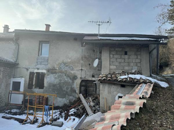 Maison de village à rénover + grange – La Faurie (05)