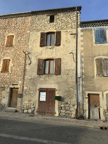 Maison de village à rénover + grange – La Faurie (05)