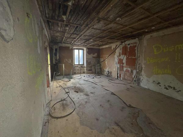 Maison de village à rénover + grange – La Faurie (05)