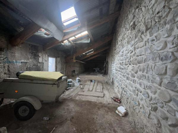 Maison de village à rénover + grange – La Faurie (05)