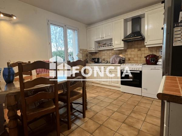 Location Maison 7 pièces 171.99 m² - 31 RUE DES MESANGES Aze 53200
