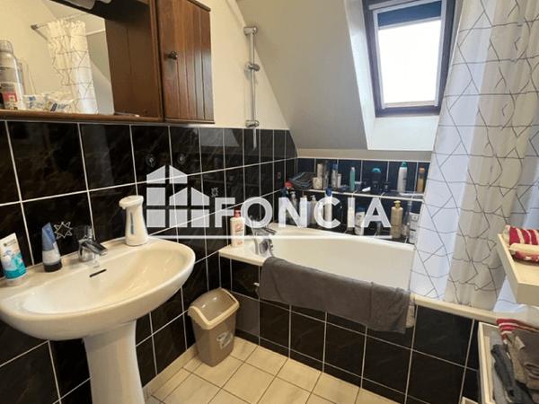 Location Maison 7 pièces 171.99 m² - 31 RUE DES MESANGES Aze 53200