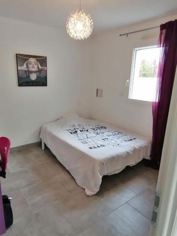 Maison Moderne avec maisonnette et piscine