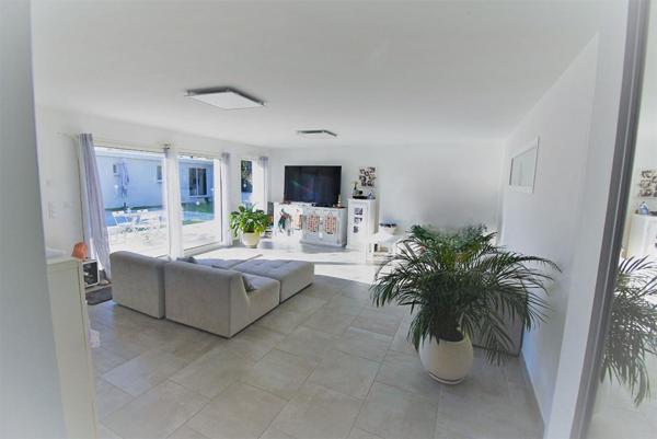 Maison Moderne avec maisonnette et piscine