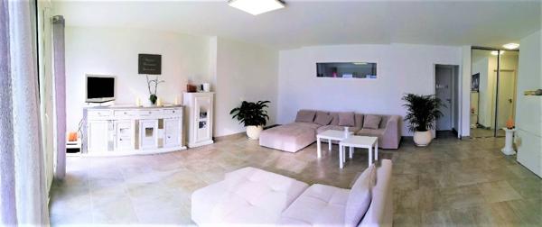 Maison Moderne avec maisonnette et piscine