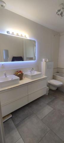 Maison Moderne avec maisonnette et piscine