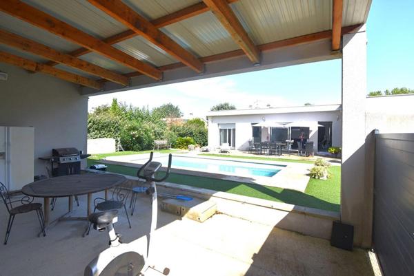 Maison Moderne avec maisonnette et piscine