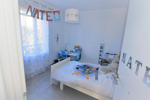 Maison Moderne avec maisonnette et piscine