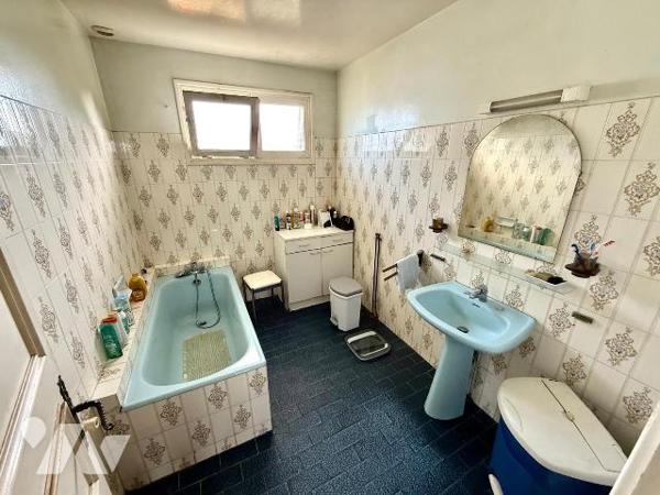 Maison familiale à rénover 155 m² / Saint-Jouan-des-Guérets :
Située au coeur du bourg de Sain...