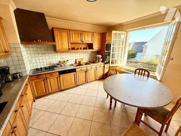 Maison familiale à rénover 155 m² / Saint-Jouan-des-Guérets :
Située au coeur du bourg de Sain...