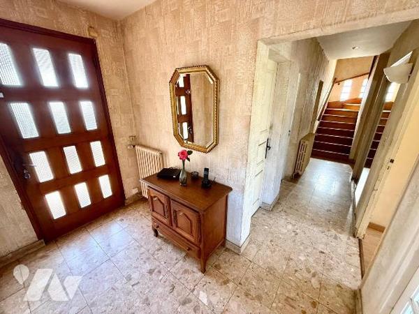 Maison familiale à rénover 155 m² / Saint-Jouan-des-Guérets :
Située au coeur du bourg de Sain...