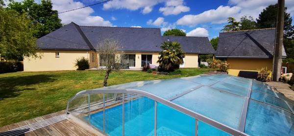 maison plain pied 4 chambres et bureau avec piscine et double garage sur terrain de 1469m2