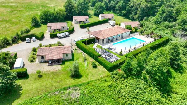 DOMAINE AVEC LOCATIONS DE VACANCES - PISCINE - HOTEL ET LAC