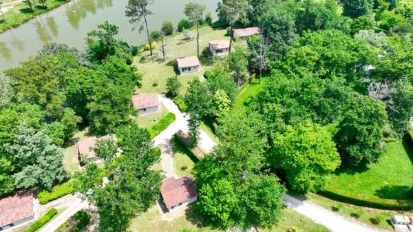 DOMAINE AVEC LOCATIONS DE VACANCES - PISCINE - HOTEL ET LAC