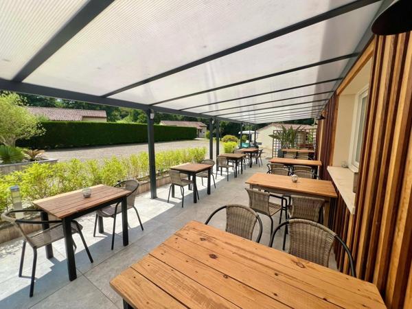 DOMAINE AVEC LOCATIONS DE VACANCES - PISCINE - HOTEL ET LAC