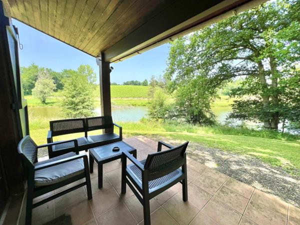 DOMAINE AVEC LOCATIONS DE VACANCES - PISCINE - HOTEL ET LAC