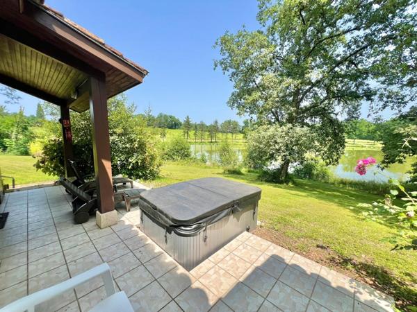 DOMAINE AVEC LOCATIONS DE VACANCES - PISCINE - HOTEL ET LAC