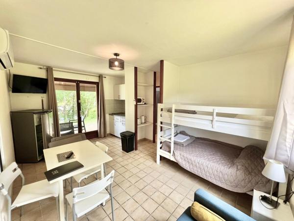 DOMAINE AVEC LOCATIONS DE VACANCES - PISCINE - HOTEL ET LAC