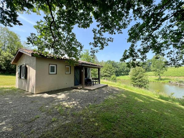 DOMAINE AVEC LOCATIONS DE VACANCES - PISCINE - HOTEL ET LAC