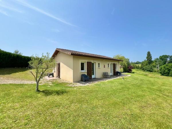 DOMAINE AVEC LOCATIONS DE VACANCES - PISCINE - HOTEL ET LAC