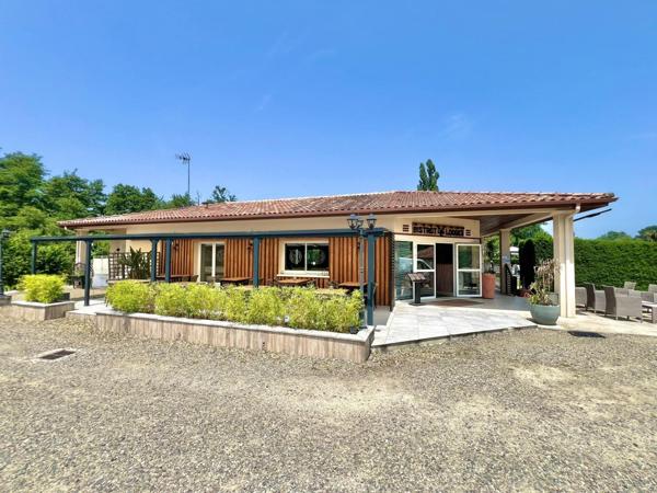 DOMAINE AVEC LOCATIONS DE VACANCES - PISCINE - HOTEL ET LAC