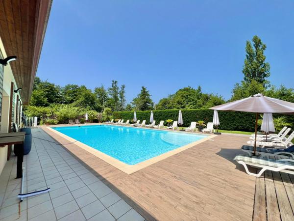 DOMAINE AVEC LOCATIONS DE VACANCES - PISCINE - HOTEL ET LAC