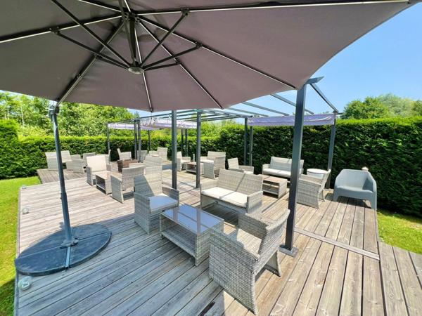 DOMAINE AVEC LOCATIONS DE VACANCES - PISCINE - HOTEL ET LAC