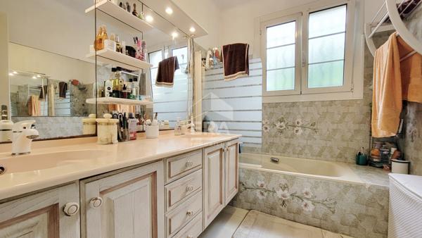 A vendre à Opio , une Villa 8 pièces 270 m2 /piscine