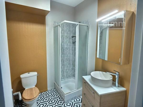 Studio meublé à louer à Chalonnes-sur-Loire, avec toutes les commodités de la ville accessibles à pied.