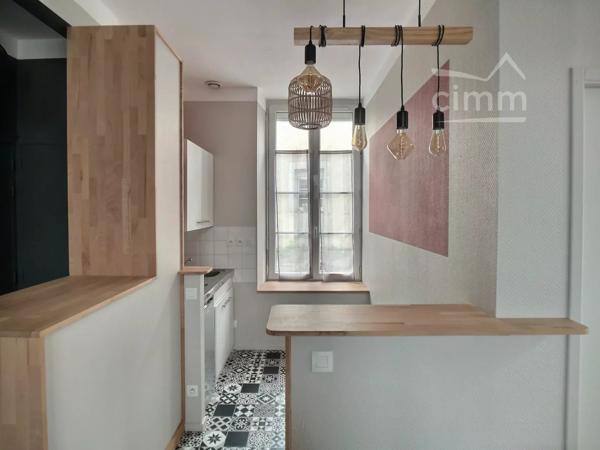 Studio meublé à louer à Chalonnes-sur-Loire, avec toutes les commodités de la ville accessibles à pied.
