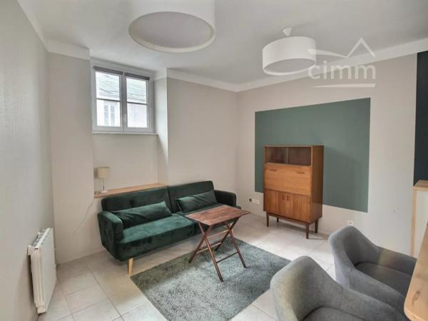 Studio meublé à louer à Chalonnes-sur-Loire, avec toutes les commodités de la ville accessibles à pied.