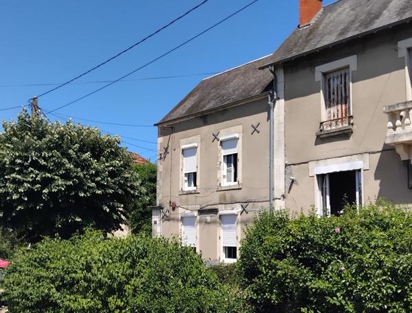 LA CHARITE / LOIRE - IMMEUBLE/ MAISON avec 3 appartements.