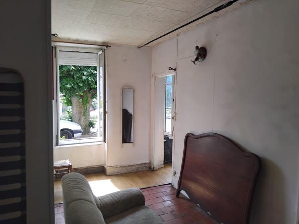 LA CHARITE / LOIRE - IMMEUBLE/ MAISON avec 3 appartements.