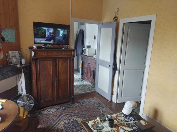 LA CHARITE / LOIRE - IMMEUBLE/ MAISON avec 3 appartements.