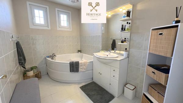 SEMI-INDIVIDUELLE – 93 m² – 3 CHAMBRES + BUREAU – SOUS-SOL COMPLET – GARAGE 2 VOITURES