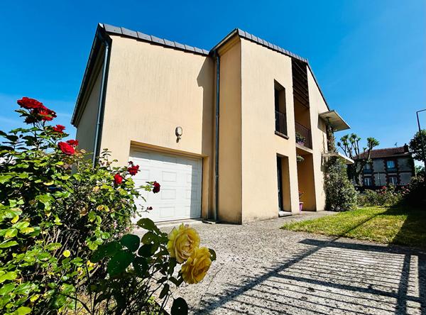 À vendre à Bagneux, découvrez cette maison contemporaine de 2009 mêlant confort moderne, volumes généreux et prestations haut de gamme dans un quartier calme