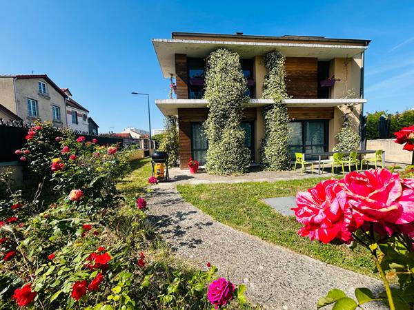 À vendre à Bagneux, découvrez cette maison contemporaine de 2009 mêlant confort moderne, volumes généreux et prestations haut de gamme dans un quartier calme