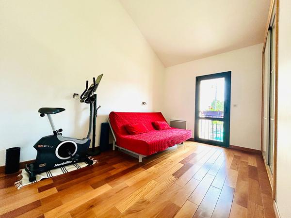À vendre à Bagneux, découvrez cette maison contemporaine de 2009 mêlant confort moderne, volumes généreux et prestations haut de gamme dans un quartier calme