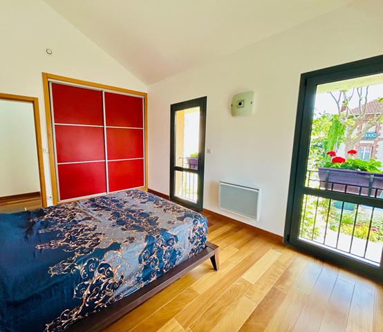 À vendre à Bagneux, découvrez cette maison contemporaine de 2009 mêlant confort moderne, volumes généreux et prestations haut de gamme dans un quartier calme