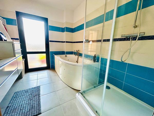 À vendre à Bagneux, découvrez cette maison contemporaine de 2009 mêlant confort moderne, volumes généreux et prestations haut de gamme dans un quartier calme