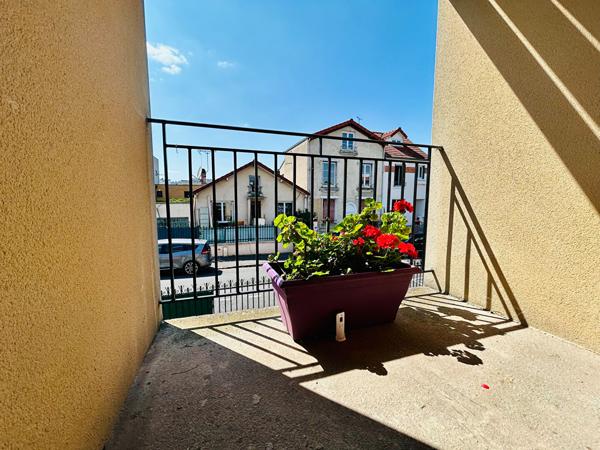 À vendre à Bagneux, découvrez cette maison contemporaine de 2009 mêlant confort moderne, volumes généreux et prestations haut de gamme dans un quartier calme