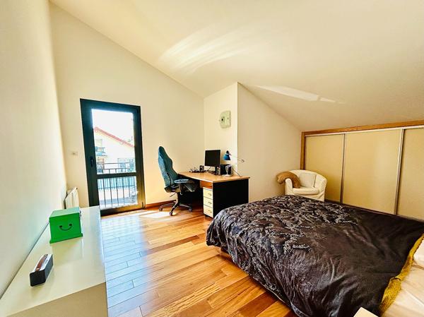 À vendre à Bagneux, découvrez cette maison contemporaine de 2009 mêlant confort moderne, volumes généreux et prestations haut de gamme dans un quartier calme