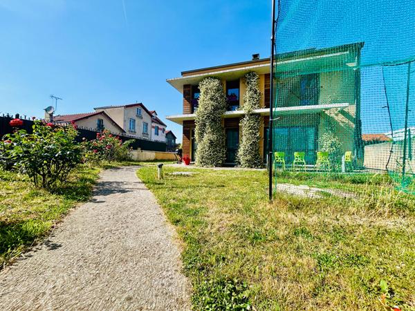 À vendre à Bagneux, découvrez cette maison contemporaine de 2009 mêlant confort moderne, volumes généreux et prestations haut de gamme dans un quartier calme