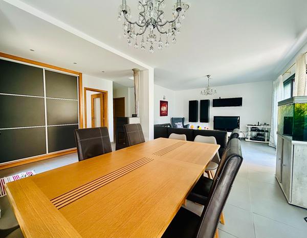 À vendre à Bagneux, découvrez cette maison contemporaine de 2009 mêlant confort moderne, volumes généreux et prestations haut de gamme dans un quartier calme