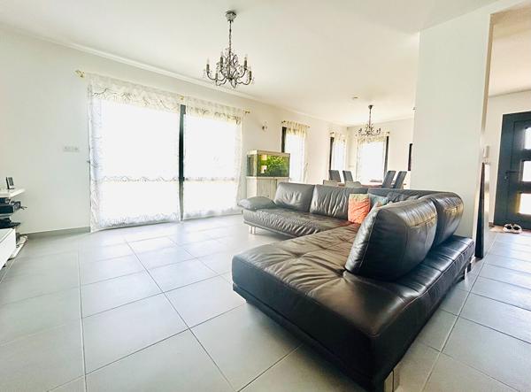 À vendre à Bagneux, découvrez cette maison contemporaine de 2009 mêlant confort moderne, volumes généreux et prestations haut de gamme dans un quartier calme