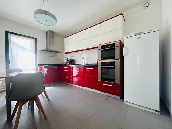 À vendre à Bagneux, découvrez cette maison contemporaine de 2009 mêlant confort moderne, volumes généreux et prestations haut de gamme dans un quartier calme
