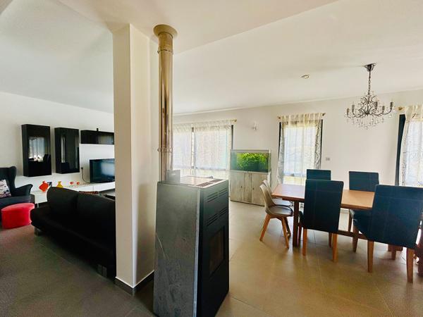 À vendre à Bagneux, découvrez cette maison contemporaine de 2009 mêlant confort moderne, volumes généreux et prestations haut de gamme dans un quartier calme