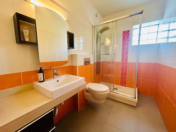 À vendre à Bagneux, découvrez cette maison contemporaine de 2009 mêlant confort moderne, volumes généreux et prestations haut de gamme dans un quartier calme